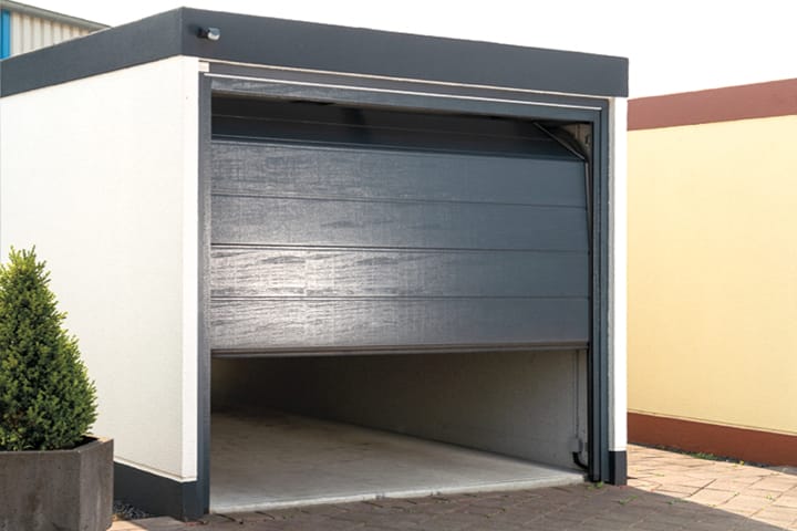 Garagentor einer JUWEL Fertiggarage
