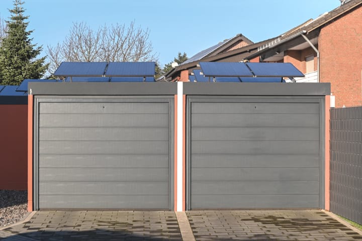 Solarpanels auf JUWEL Fertiggaragen