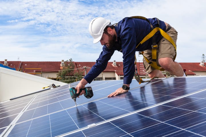 Montage von Solarpanels auf JUWEL Fertiggaragen