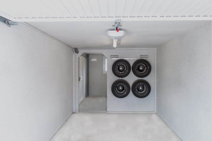 Einzelgarage mit Anbau aus Stahlbeton als Fertiggarage von JUWEL